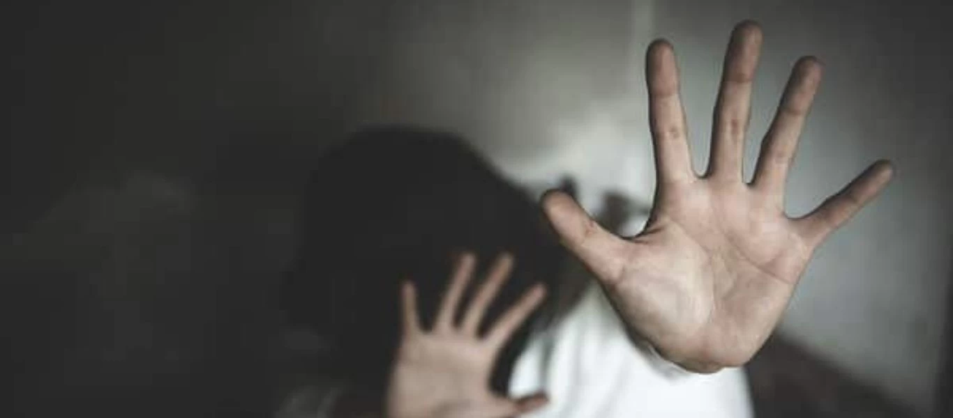 Εύβοια: 54χρονη καταγγέλλει ότι δέχθηκε επίθεση με κηροπήγιο από τον σύζυγό της